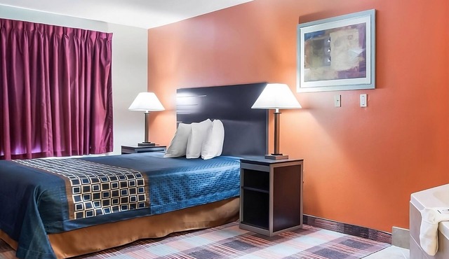 Relax and Recharge! Free Parking, Minutes to Heritage Park & River Line Park