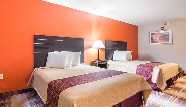 Relax and Recharge! Free Parking, Minutes to Heritage Park & River Line Park