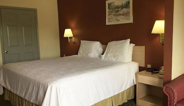 Relax and Recharge! Free Breakfast, Pets Allowed, Free Parking, Outdoor Pool