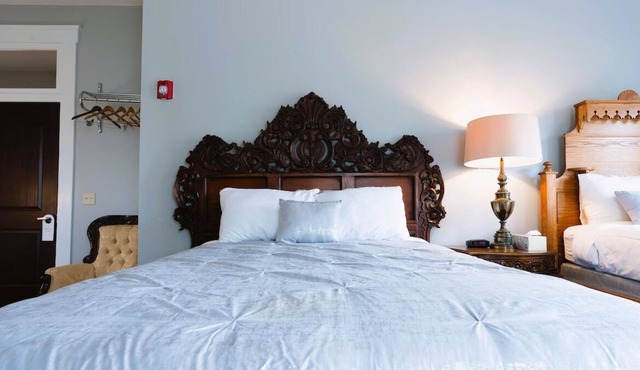 Relax and Recharge! Free Onsite Parking, Short Drive to Lake Katherine