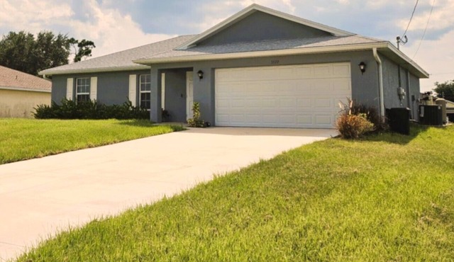 Relax and Recharge in Beautiful and comfortable cozy Cape Coral home!