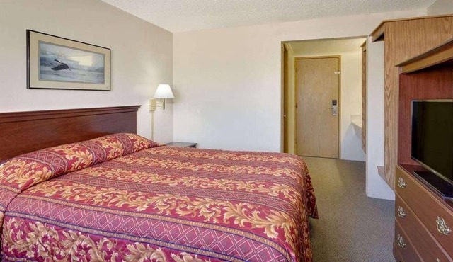 Relax and Recharge in Knights Inn Evanston! Free Parking, Pets Allowed