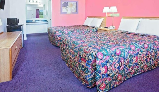 Relax and Recharge in Knights Inn Muskogee! 4 Great Units, Pet-friendly Property