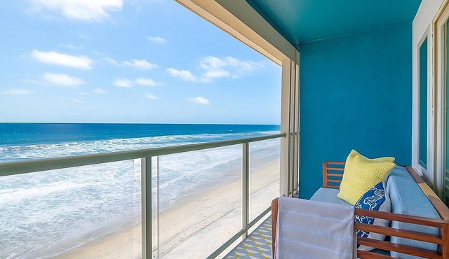 Relax and Recharge! Outdoor Pool, Beachfront Property, Free Breakfast!