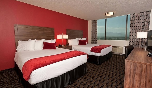 Relax and Recharge! Pool, Restaurant, Free Parking, Near Mob Museum