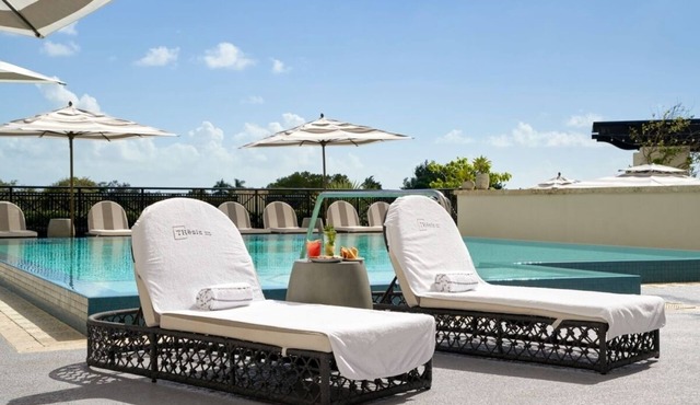 Relax and Recharge! Rooftop Pool, Pets Allowed! Close to University of Miami!