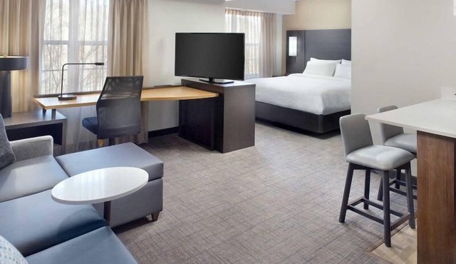 Relax and Recharge! FOUR Modern Units, Pool, Free Breakfast and Airport Shuttle!