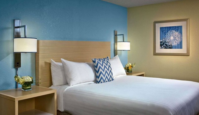 Relax and Recharge! Free Breakfast, Free Parking, Pets Allowed