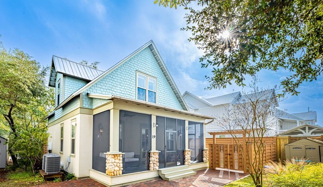 Relax and Refresh Sale ~ Screened Porch ~ Community Pool ~ Bike to the Beach