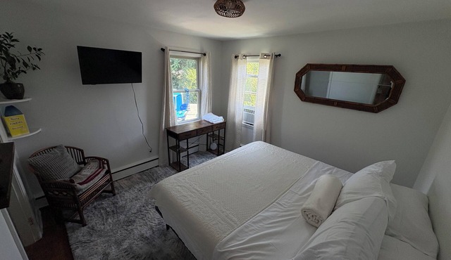 Relax and still be close enough to the Newport Scene.