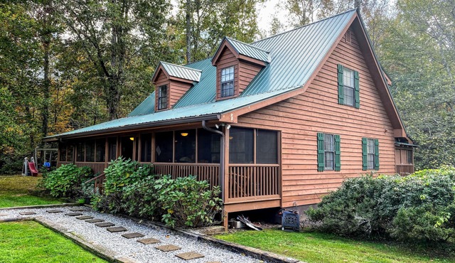 Relax and Unwind at the Creekside Cottage! Near wineries & dog friendly.