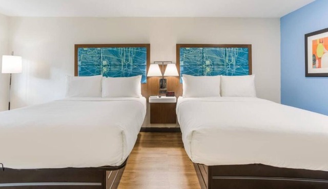 Relax and Unwind! 2 Comfortable Units, Pool, Short Drive to Cumberland Park