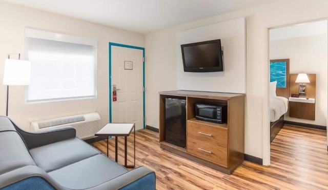 Relax and Unwind! 3 Comfortable Units, Free Parking and Breakfast, Onsite Pool