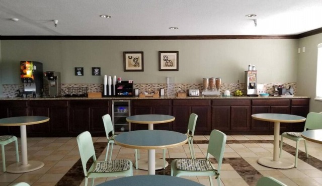 Relax and Unwind! 3 Affordable Units, Free Breakfast, Near Castle Rock Outlet Mall