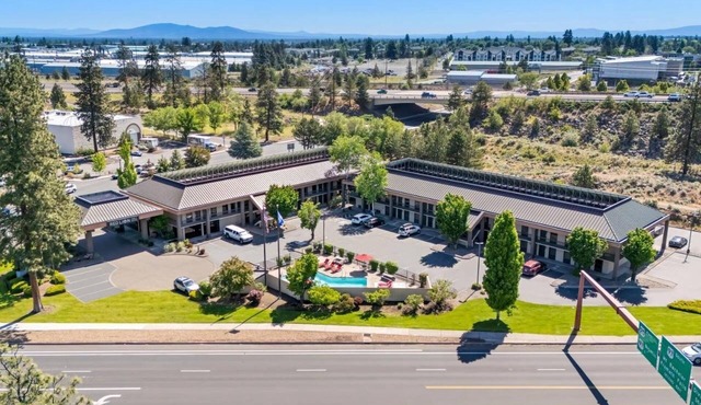 Relax and Unwind! 4 Convenient Units. Minutes Away to Historic Downtown!