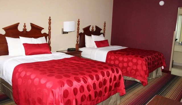 Relax and Unwind! 4 Great Units Near Historic Downtown Perry, Pool, , Parking!