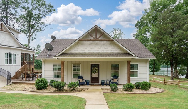 Relax and Unwind at Our Stunning 2 bed/ 1.5 bath Guest House on Lake Tuscaloosa