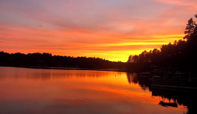 Relax and Unwind at Our Cozy Lakeside Cottage on Berry Bay