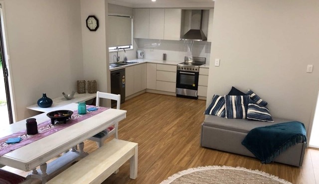 Relax and Unwind at peaceful Bundeena Retreat close to beaches and bushland