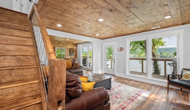 Relax and Unwind at River Front Oasis w/Hot Tub