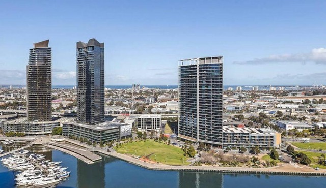 Relax and Unwind by the Dock -Car park included-