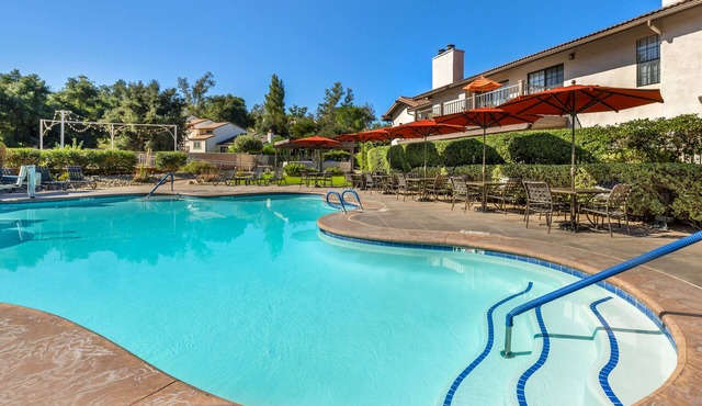 Relax and Unwind! Four Classy Units, Onsite Pool, Near Guy B. Woodward Museum