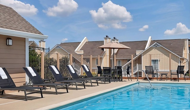 Relax and Unwind! Free Parking, Pets Allowed, Minutes to Walker Road Park