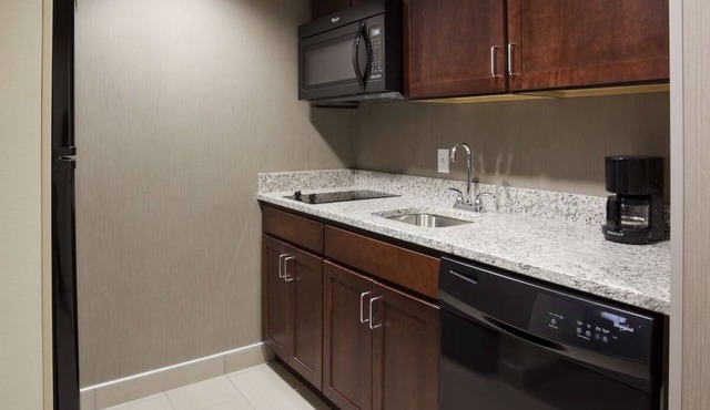 Relax and Unwind! Fully Equipped Kitchen, Indoor Pool, Free Breakfast!