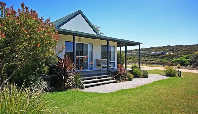 Relax and unwind in this cosy studio by the river.