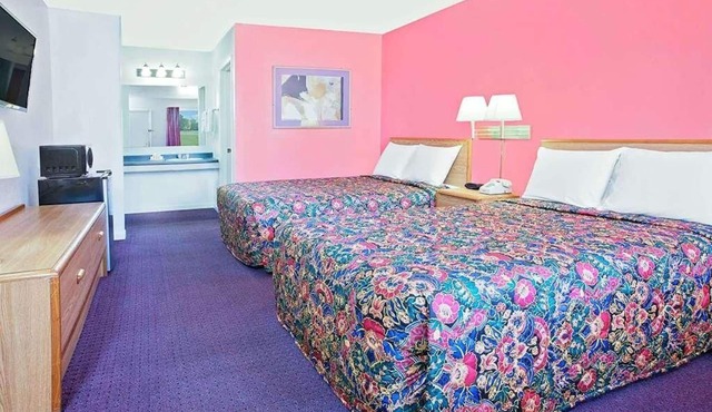 Relax and Unwind in Knights Inn Muskogee! 2 Comfortable Units, Free Parking