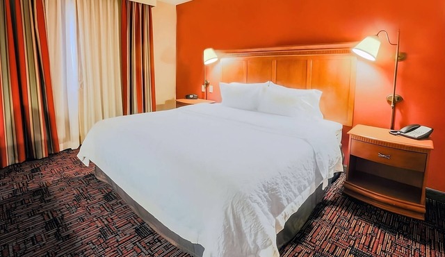 Relax and Unwind! Outdoor Pool, Parking Onsite, Free Breakfast!