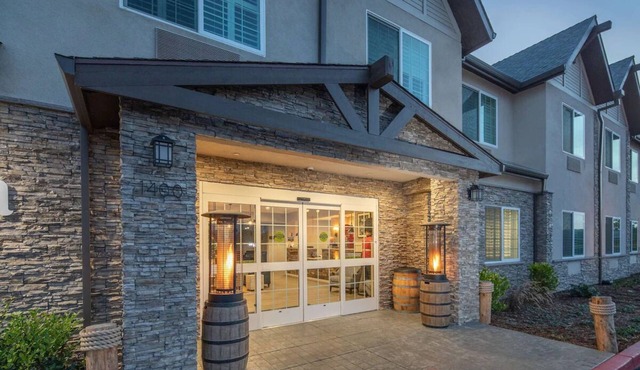 Relax and Unwind at Modern Park City Accommodation w/Breakfast & Free Parking