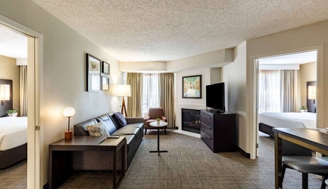 Relax and Recharge! Two Pet-friendly 2BR Suites with Kitchens, Free Breakfast!