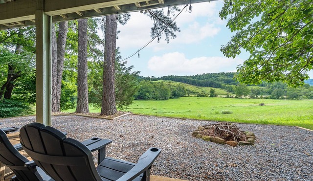 Relax at a beautiful country getaway with a Luxury King bed and WiFi