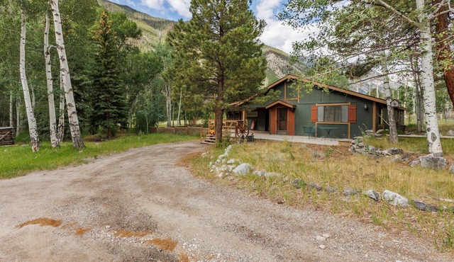Relax at Aspen Creek- Private Hot Tub