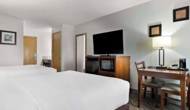 Relax at Comfort Inn Joliet—Near Route 66 Raceway, & Downtown Shops | 4 Units