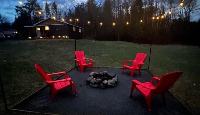 Relax at Cozy Cabin near Algonquin, 2 Bedroom, WIFI, large yard w/firepit