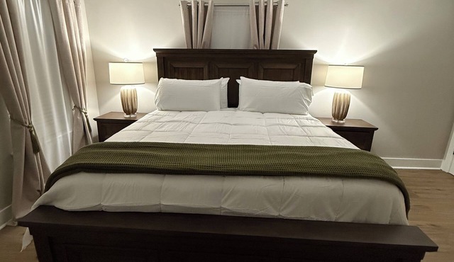 Relax at Cricket & Clover Retreat Near SU, LSU, Airport, Downtown, WiFi & AC