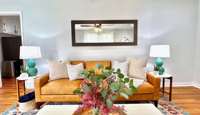 Relax at Crieff Cottage, a cozy 3-bedroom Richmond retreat with a private hot tub, two king bedrooms, inviting living spaces, and a stocked kitchen. Quiet location with easy access to downtown, restaurants, hospitals, and universities.