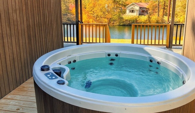 Relax at Eagle’s Landing on the Lake - Hot Tub and Paddle Boat! Veteran Owned!