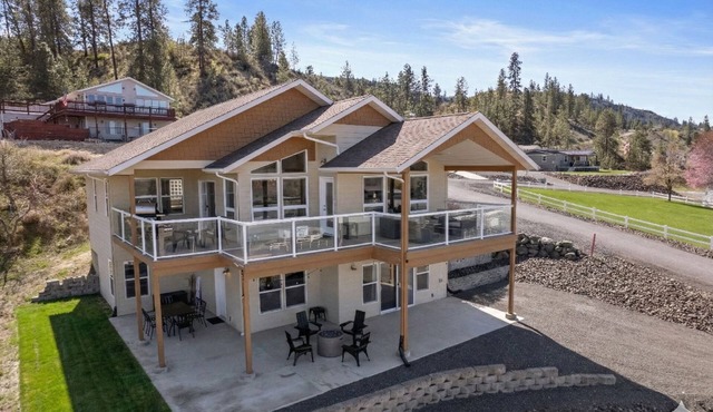 Relax at Friday Bay Retreat With Beautiful Lake Views .25 miles to Lake Trail