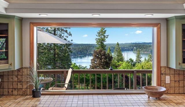 Relax at Hayden Lake | Stunning Views, Hot Tub & Games