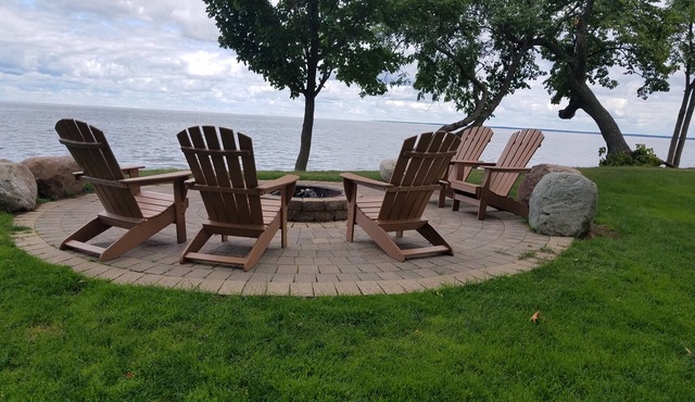 Relax at Izatys on Lake Mille Lacs in Spacious 3 BR Villa