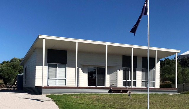 Relax at "Kangaroo Pause" @ Clayton Bay