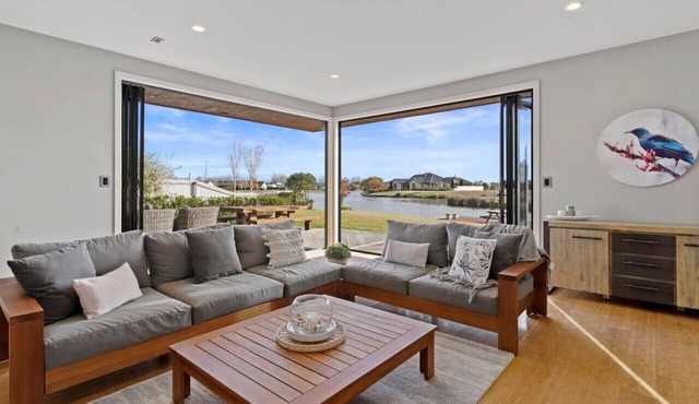 Relax at Lake Hood Luxury Canal Home with Jetty