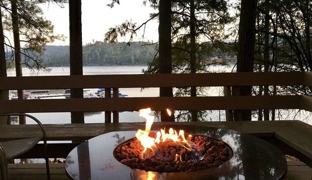 Relax at Lake Front Luxury Lodge-Near Yosemite-Pool Table-Private Dock and Lake