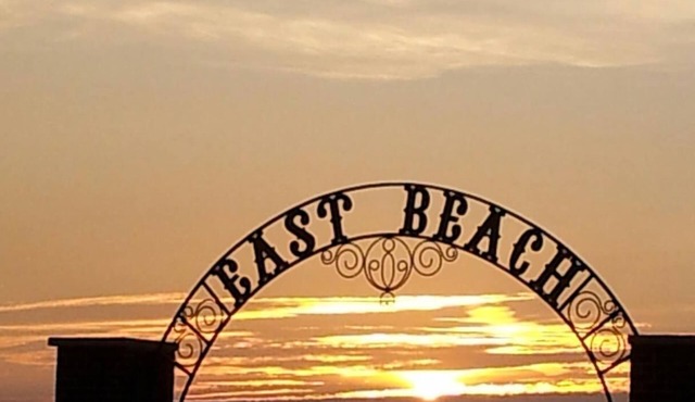 Relax at Lakeview Beach! Enjoy our Great Lake: views or steps to Beach & Parks!