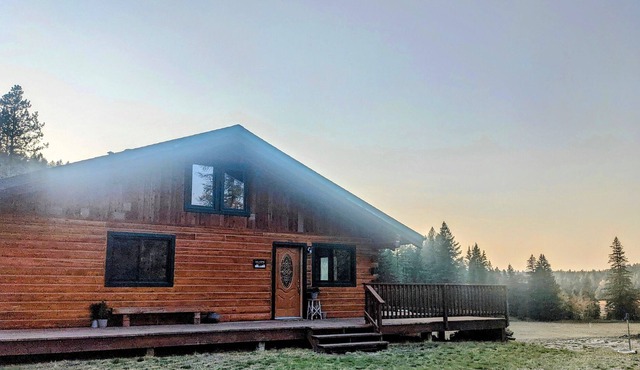 Relax at Larch Lodge! 3 bedroom 2 bath log home on acreage