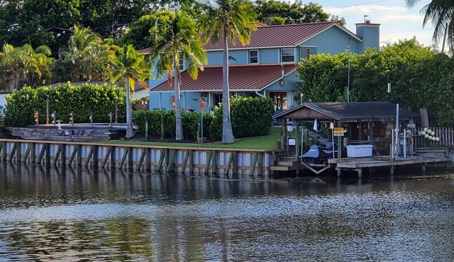 Relax at My Pool Home Watch the boats go by 6 Min to the Beach Read the Reviews