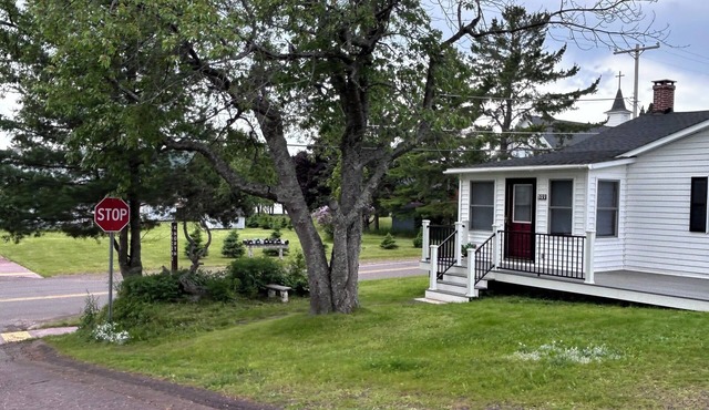 Relax at our Cozy Cottage in the heart of Eagle Harbor